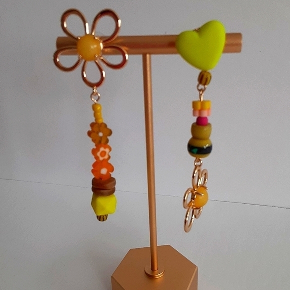 DANNIJO Dandelion Goldtone & Beaded Mismatched Drop Earrings New - Picture 3 of 4